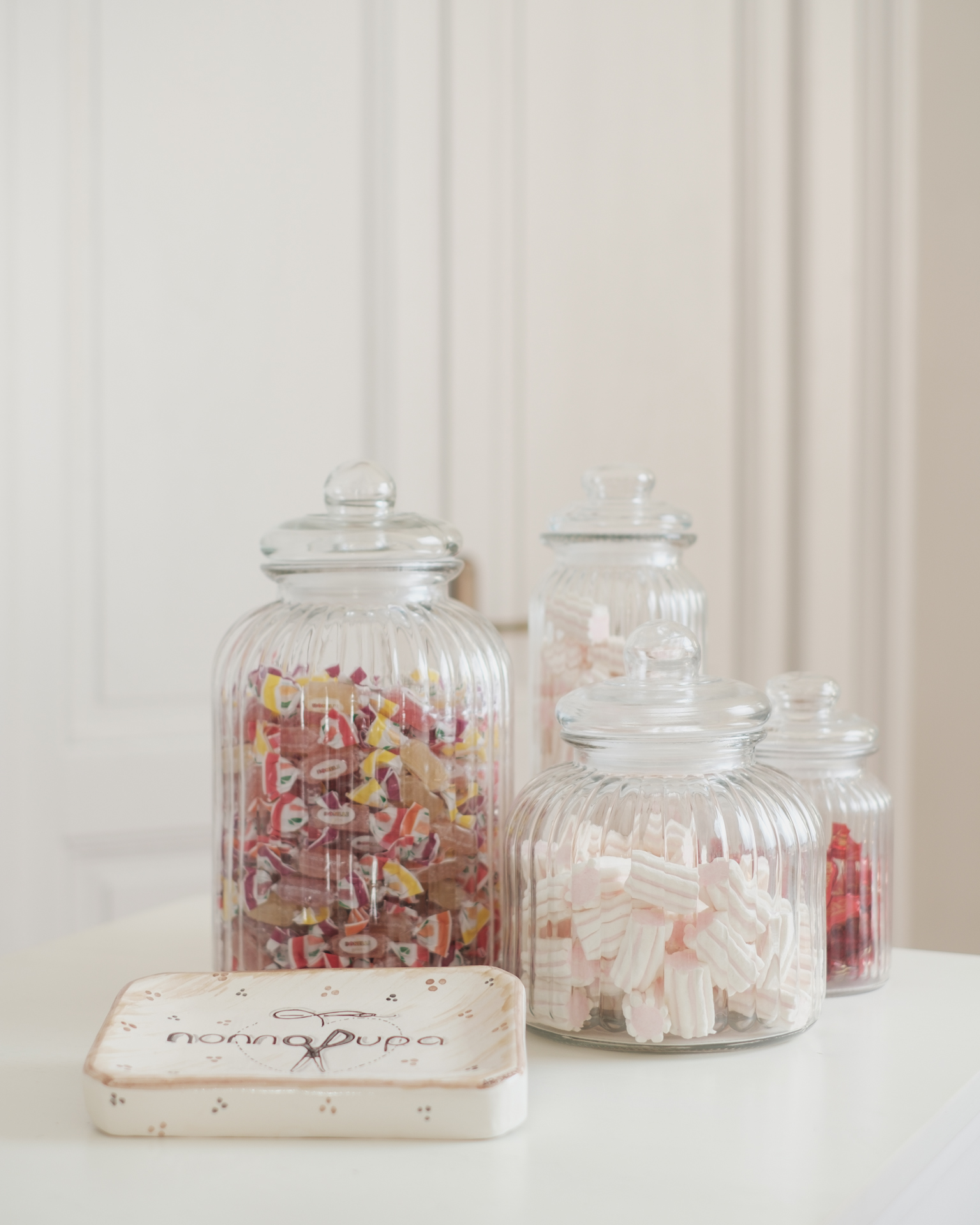 Barattoli con caramelle nello store Nonna Pupa