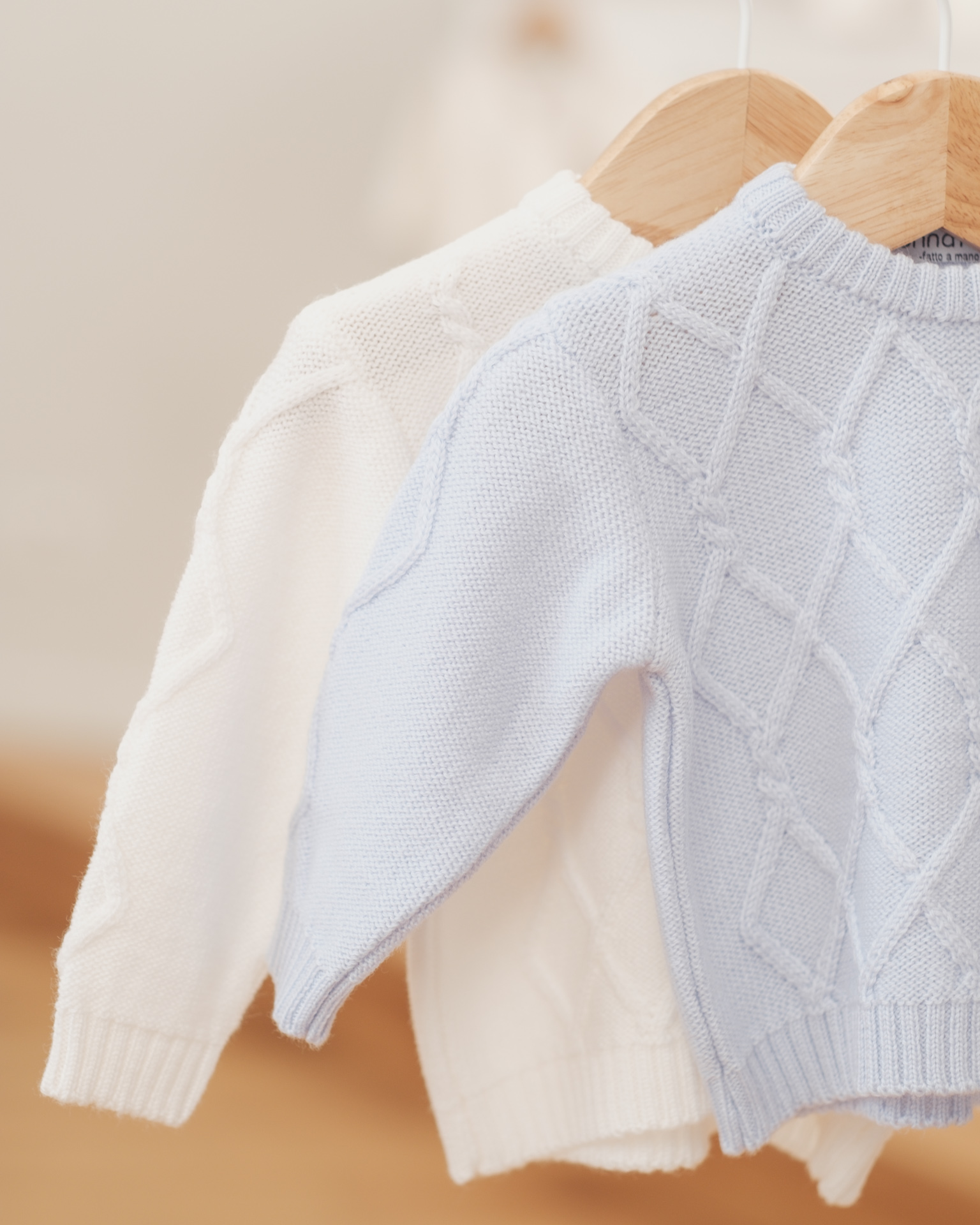 Corredino in maglia nei toni del bianco e dell'azzurro